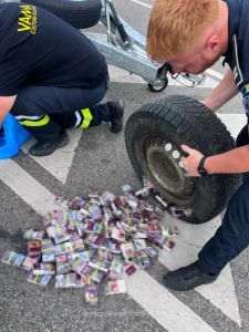Aproximativ 10.000 de ţigarete ascunse în bagaje şi într-o roată de rezervă, descoperite de poliţiştii de frontieră